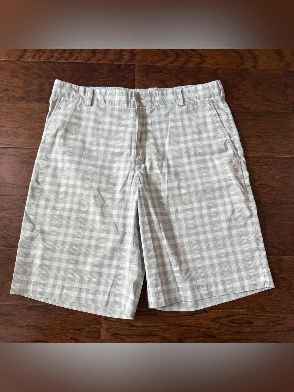 Nike Golf Men’s Shorts Dri Fit flat front 34x11 gray/white plaid Stretch